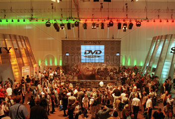 IFA 1999  Messebesucher an einem Stand von Sony  Berlin  Deutschland