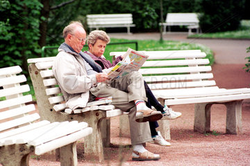 Rentnerpaar auf einer Parkbank  Bad Lauterberg  Deutschland