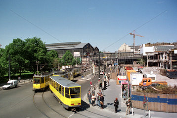 Uebersicht Friedrichstrasse mit Bahnhof und Strassenbahn  Berlin  Deutschland