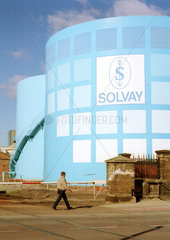 Tanks mit dem Logo des internationalen Chemie-und Pharmaunternehmens Solvay S.A.