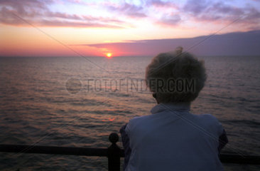 Miedzyzdroje  eine alte Frau beobachtet den Sonnenuntergang
