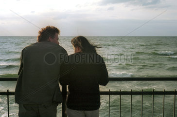 Miedzyzdroje  ein Paar steht auf einer Seebruecke und schaut zum Horizont