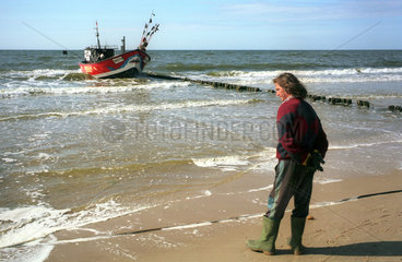 Miedzyzdroje  ein Fischer am polnischen Ostseestrand