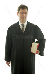 Ein Anwalt in seiner Robe