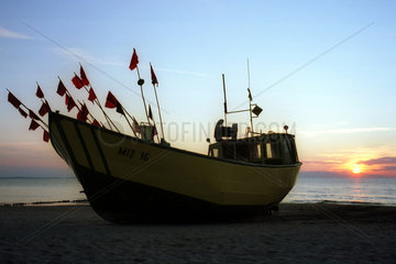 Miedzyzdroje  ein Fischerboot am Ostseestrand im Sonnenuntergang