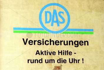 Logo der DAS Versicherung auf einer Hauswand  Bernburg