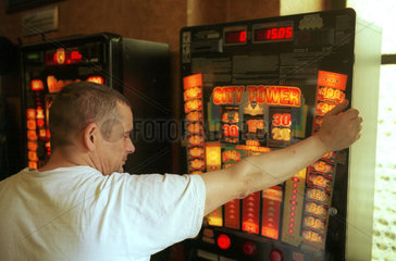 Berlin  Mann spielt an einem Geldspielautomaten
