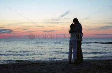 Miedzyzdroje  ein junges Paar am Strand vor Sonnenuntergang