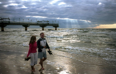 Miedzyzdroje  ein junges Paar geht am Ostseestrand spazieren
