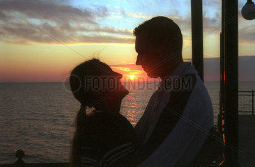 Miedzyzdroje  ein junges Paar vor der untergehenden Sonne