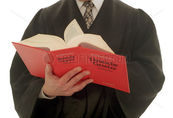 Anwalt beim Blaettern in einem Gesetzbuch