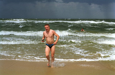 Miedzyzdroje  ein badender Urlauber am polnischen Ostseestrand