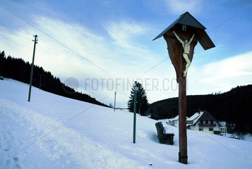 Ein Wegkreuz im verschneiten Schwarzwald