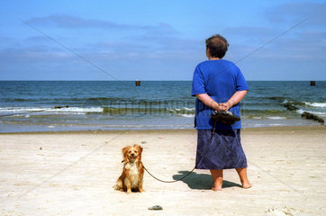Miedzyzdroje  eine Urlauberin mit Hund betrachtet das Meer