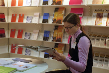 Leipziger Buchmesse  Verlagsmitarbeiterin liest Tageszeitung