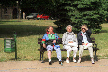 Miedzyzdroje  sich sonnende aeltere Damen auf einer Parkbank