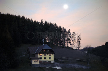 Typisches Schwarzwald-Wohnhaus mit Dach-Solaranlage