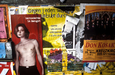 Werbeplakate an einer Wand in Hamburg