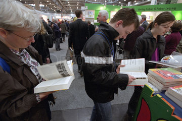 Leipziger Buchmesse  Besucher begutachten Buecher