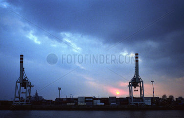 Containerhafen im Sonnenuntergang