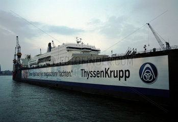 Passagierschiff im Trockendock von Blohm und Voss