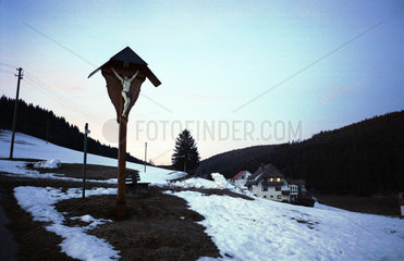 Ein Wegkreuz im verschneiten Schwarzwald