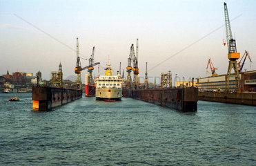 Schiff vor dem Trockendock 11 der Werft Blohm & Voss