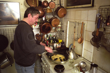 Mann beim Kochen