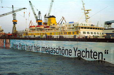 Werbebanner am Trockendock der Werft Blohm & Voss