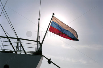 Russische Staatsflagge am Heck eines Schiffes auf der HANSEBOOT