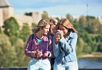 Drei Maedchen mit einem Handy  Narva  Estland