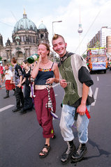 Berlin  Deutschland  demonstrierendes  lachendes Paar auf der Hanfparade