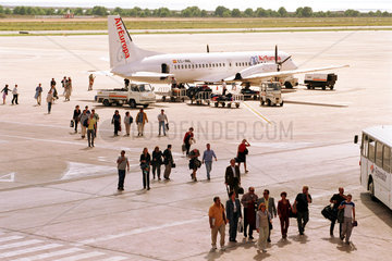 Ibiza  Spanien  Passagiere verlassen das Flugzeug