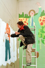 Berlin  Deutschland  Wandmalerin bemalt eine Hauswand in Kreuzberg