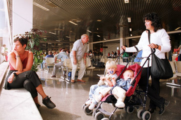 Ibiza  Spanien  wartende Leute in der Flughafenhalle