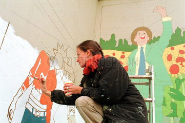 Berlin  Deutschland  Wandmalerin bemalt eine Hauswand in Kreuzberg