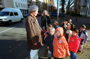 Berlin  Deutschland  Kinder achten auf den Strassenverkehr