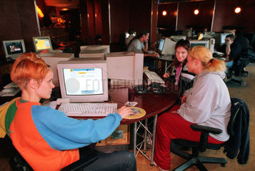 Berlin  Deutschland  Maedchen surfen im Internetcafe in Berlin