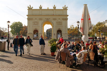 Potsdam  Deutschland  Touristen vor dem Brandenburger Tor