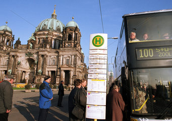 Berlin  Deutschland  die Touristenlinie der BVG vor Berliner Dom