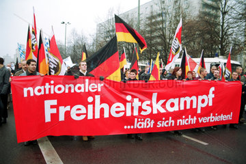 Berlin  Deutschland  Demonstranten der rechten Partei NPD mit Plakat