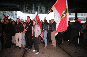 Berlin  Deutschland  rechtsradikale Demonstranten mit NPD-Fahne