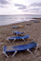 Es Calo  Spanien  Strandidylle mit leeren Sonnenliegen