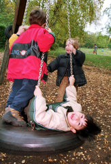 Berlin  Deutschland  Kinder spielen auf einem oeffentlichen Spielplatz