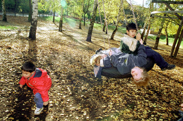 Berlin  Deutschland  Kinder spielen auf einem Spielplatz
