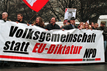 Berlin  Deutschland  Demonstranten der rechten Partei NPD mit Plakat