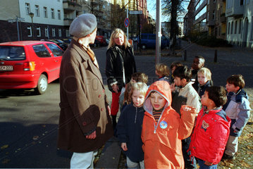 Berlin  Deutschland  Kinder achten auf den Strassenverkehr