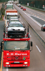 Bremen  Deutschland  Lastkraftwagen auf der Autobahn