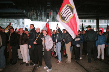 Berlin  Deutschland  rechtsradikale Demonstranten mit NPD-Fahne