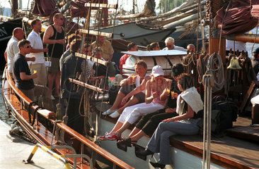 Rostock  feiernde Menschen auf einem Segelboot